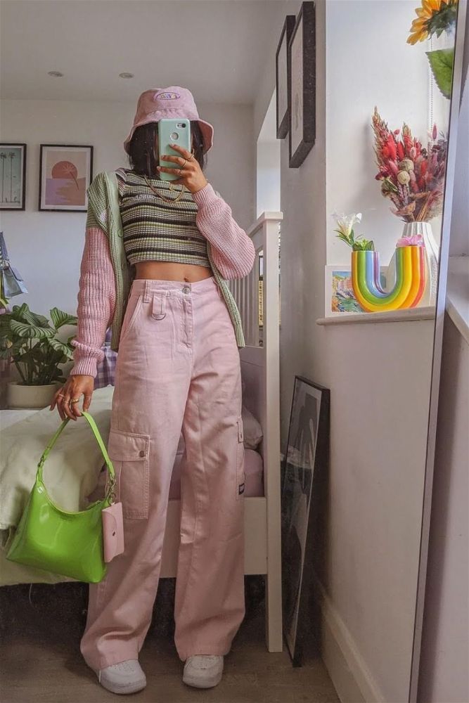 garota fazendo foto no espelo com calça rosa, cropped curto estilo indie