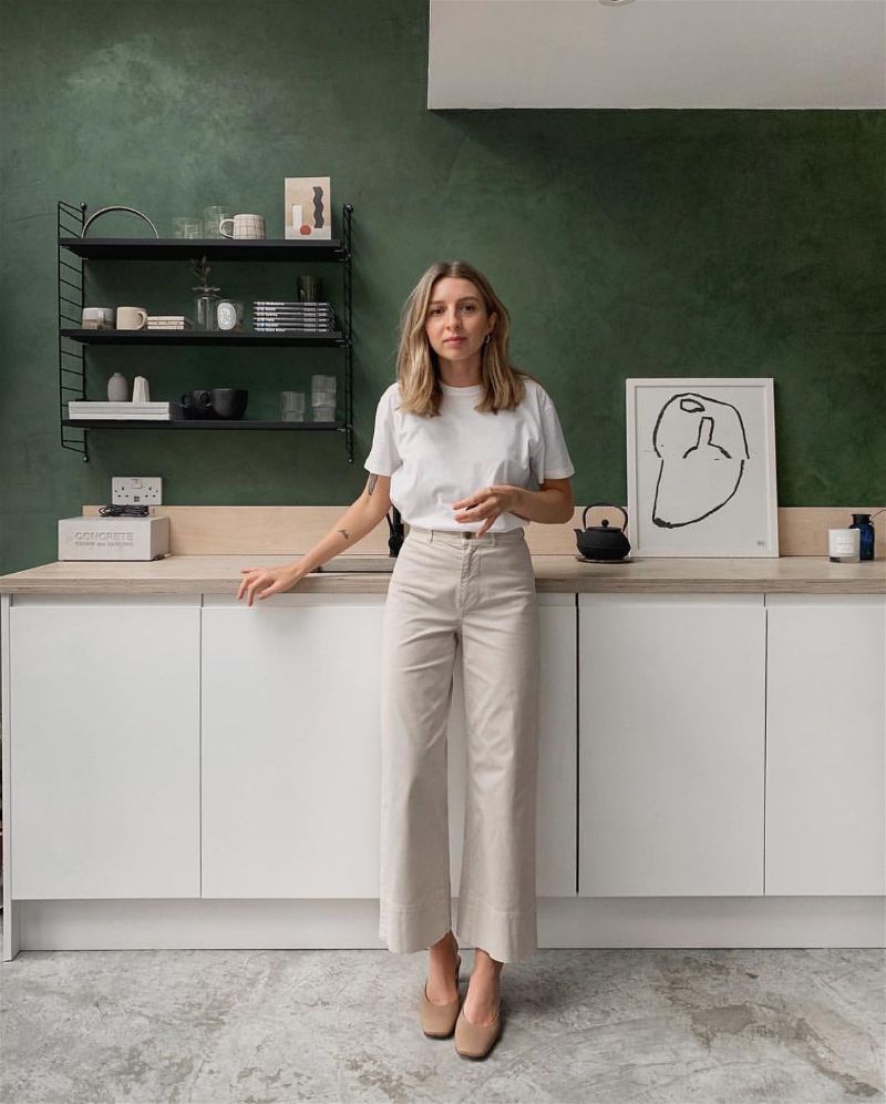 mulher com look minimalista de calça off white e camiseta branca lisas