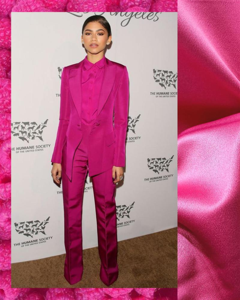 Atriz Zendaya em um terninho rosa carmim e detalhe lateral de tecido crepe pasqually