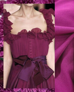 detalhe de vestido rosa roxo com babados e tecido crepe mussom